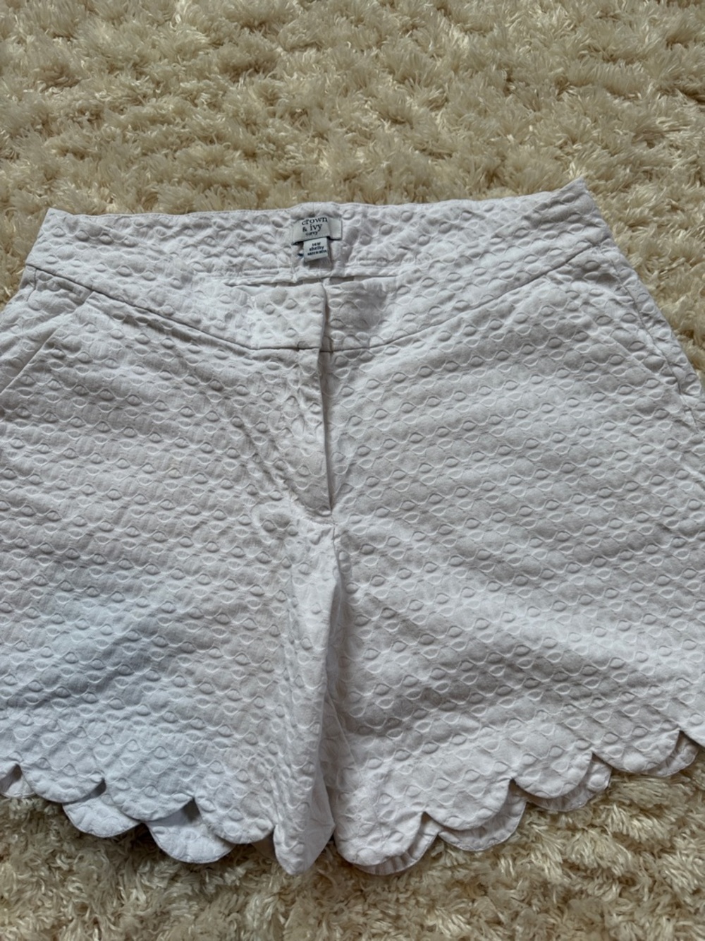 Crown & Ivy Curvy White Textured Scallop Hem Shorts Size 14W